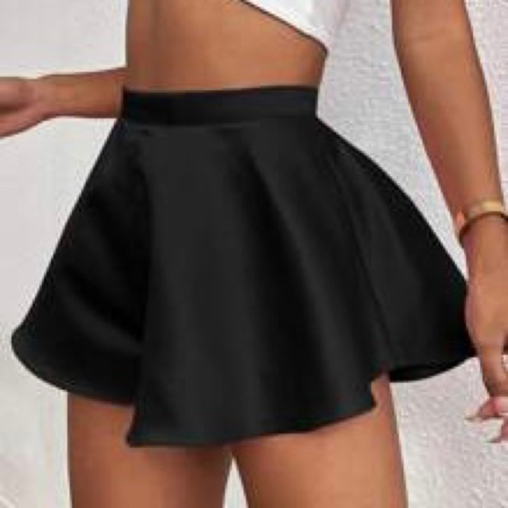 Black voluminous shorts